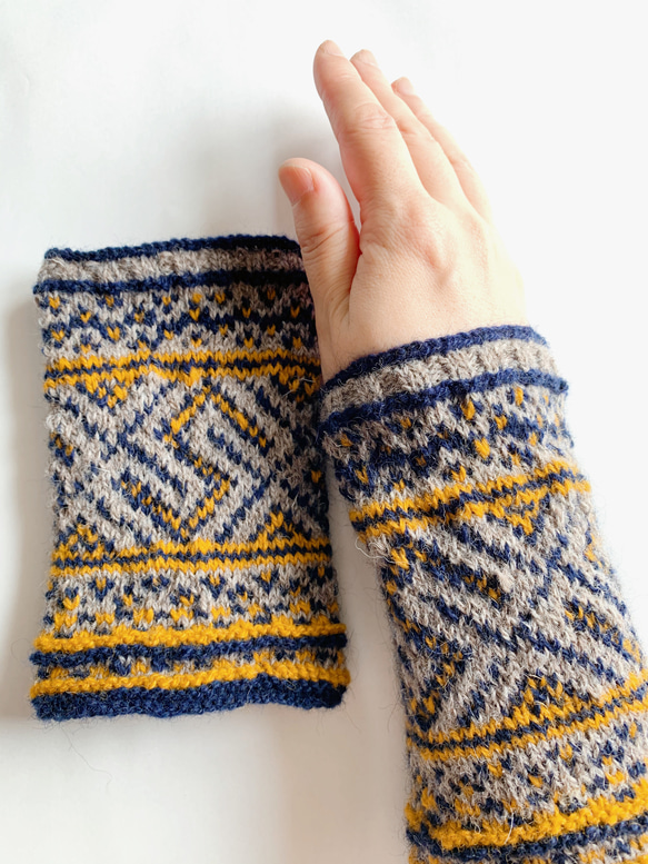 ラトビア 手編みのリストウォーマー マウチ リエシネス ③