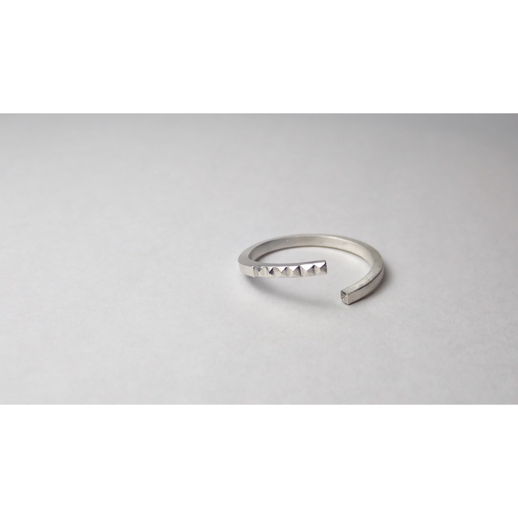 SV950 Line Folk Ring