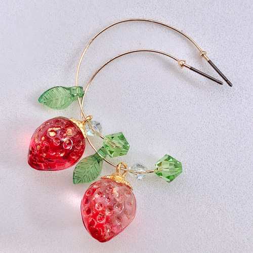 ガラスのいちごとスワロフスキーのストロベリーフープピアス ピアス 