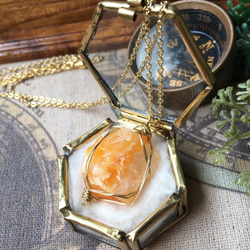 蛍光オレンジオパールのワイヤーネックレス 2枚目の画像