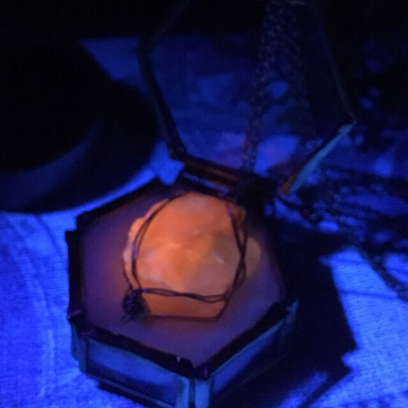 蛍光オレンジオパールのワイヤーネックレス 3枚目の画像