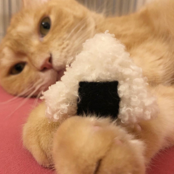 猫用　おもちゃ　★モコモコミニおにぎり2個セット★ キャットニップ入り 4枚目の画像