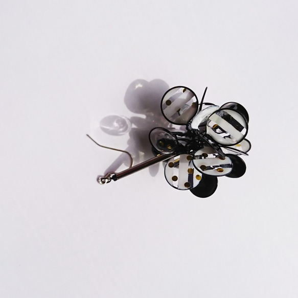 <黑白>單邊造型手工設計樹脂耳環/垂吊款/earring/accessories 第2張的照片