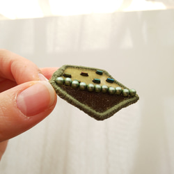 gokakuなビーズ刺繍のピアス(イヤリング)カーキ 5枚目の画像