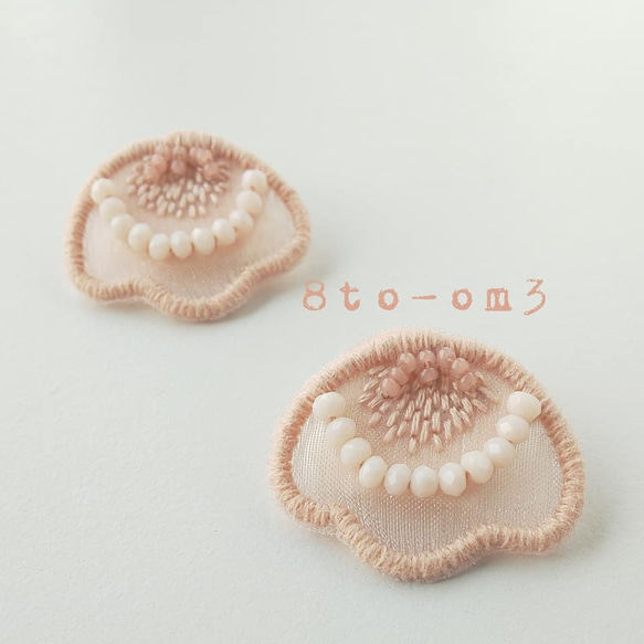 mokumokuおはなのビーズ刺繍ピアス(イヤリング)ピンクベージュ 2枚目の画像