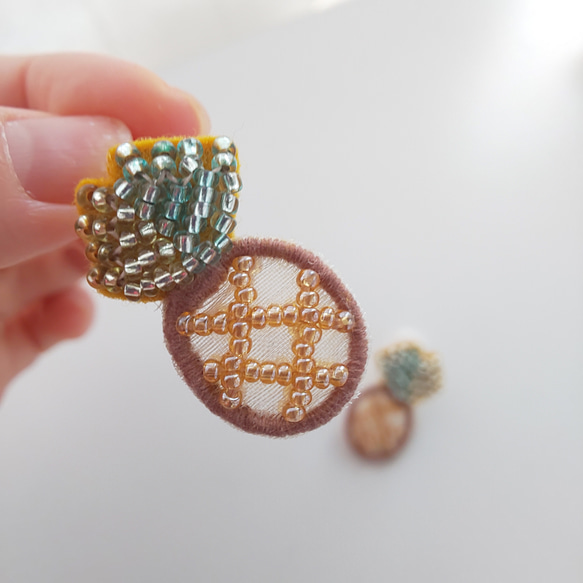 パイナップルなビーズ刺繍ピアス(イヤリング) 2枚目の画像