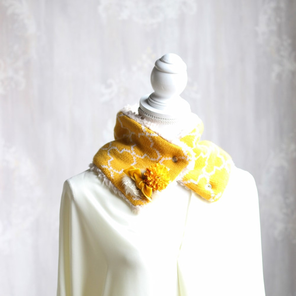 モロッコ模様の選べるコサージュ付きネックウォーマー　カラシ色 2枚目の画像