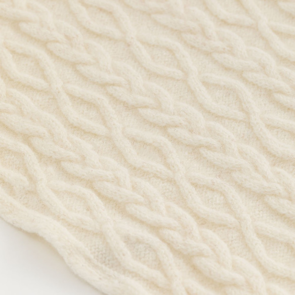 アラン模様がきれいな軽くてあたたかい、ふわっと紡毛ウールのマフラー　ホワイト 3枚目の画像