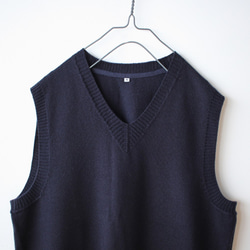 ﾉｸﾞﾁﾆｯﾄ　シャツに合わせて着るVネックのベスト　ユニセックスデザイン　ネイビー 5枚目の画像