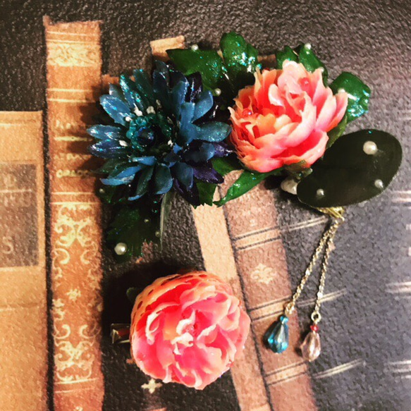 矢車菊と芍薬とユーカリのブルーとピンクのコサージュ 芍薬ミニブローチプレゼント 送料無料 1枚目の画像