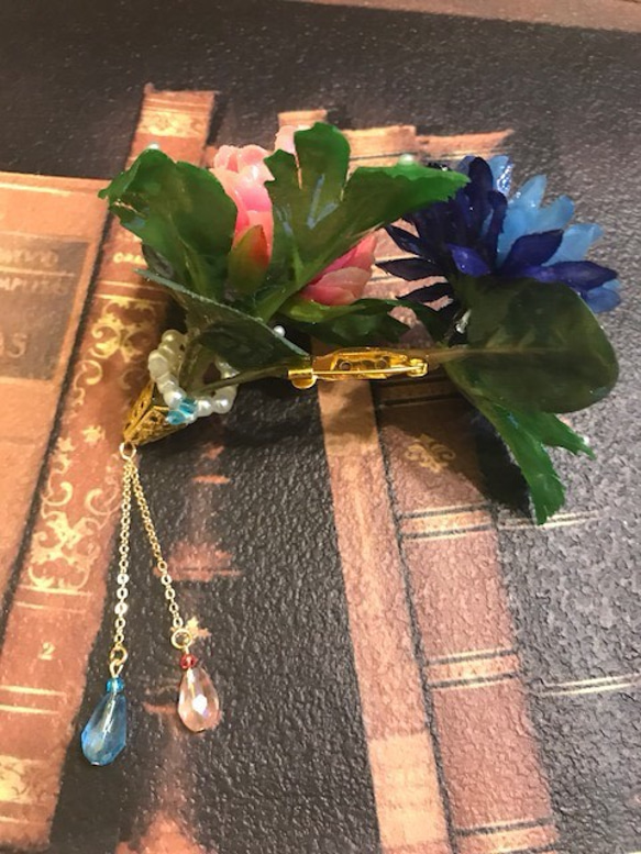 矢車菊と芍薬とユーカリのブルーとピンクのコサージュ 芍薬ミニブローチプレゼント 送料無料 3枚目の画像
