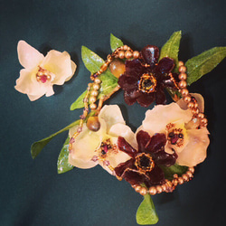 胡蝶蘭とチョコレートコスモス、オリーブの花冠のコサージュ (普通郵便 送料無料) 1枚目の画像