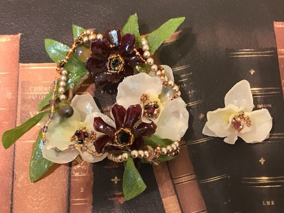 胡蝶蘭とチョコレートコスモス、オリーブの花冠のコサージュ (普通郵便 送料無料) 2枚目の画像