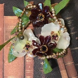 胡蝶蘭とチョコレートコスモス、オリーブの花冠のコサージュ (普通郵便 送料無料) 3枚目の画像
