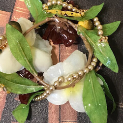胡蝶蘭とチョコレートコスモス、オリーブの花冠のコサージュ (普通郵便 送料無料) 4枚目の画像