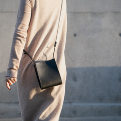 スモールサイズ　レザーショルダーバッグ｜ブラック 2枚目の画像