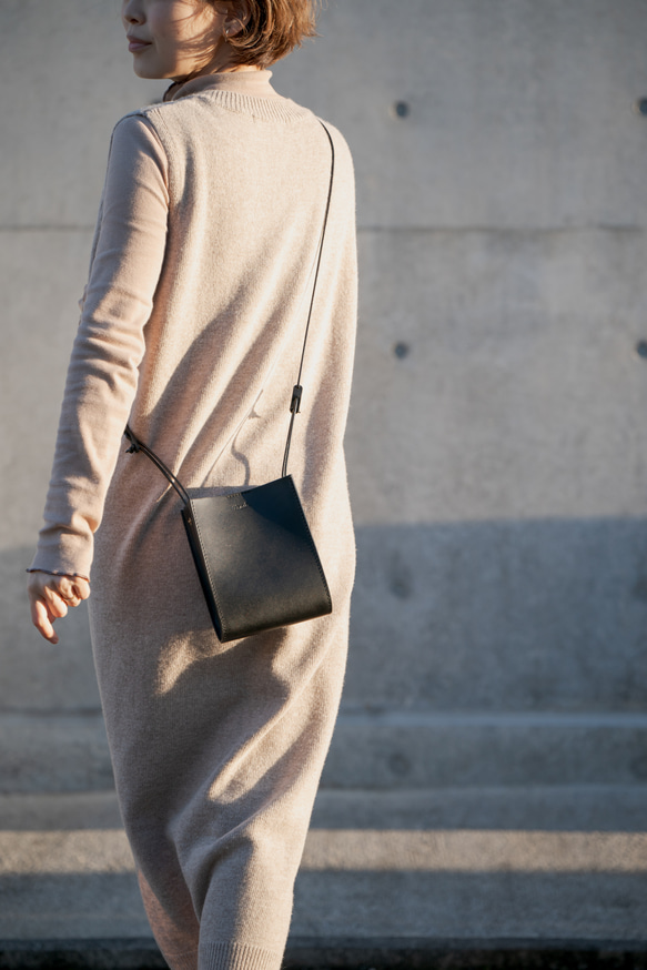 スモールサイズ　レザーショルダーバッグ｜ブラック 2枚目の画像