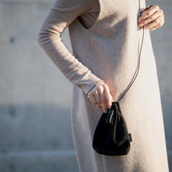 「ぽてっ」とまあるいミニマルキンチャク｜ソフトグラスブラック 1枚目の画像