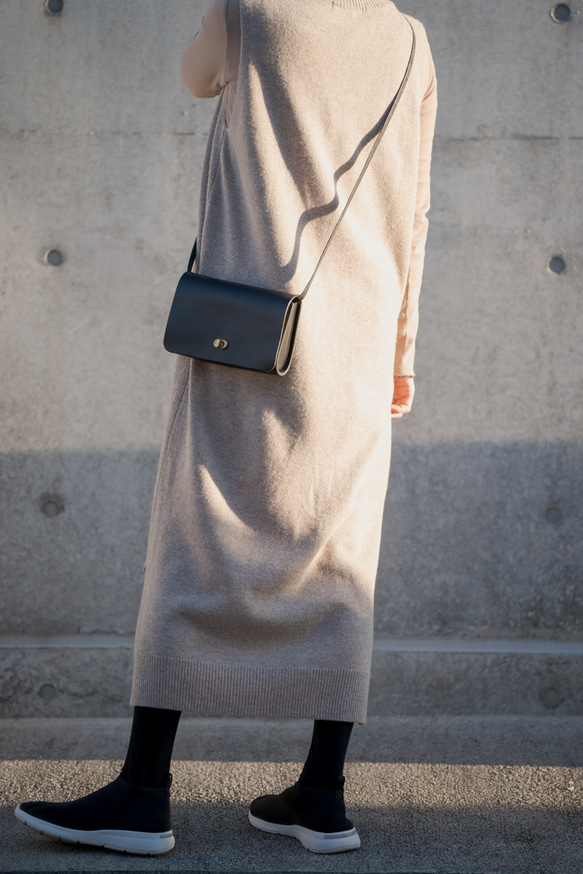 クラシカルなレザーショルダーバック　ブラック【受注生産】 2枚目の画像