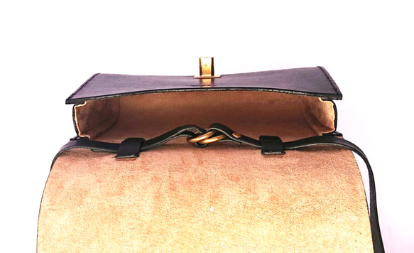 クラシカルなレザーショルダーバック　ブラック【受注生産】 8枚目の画像