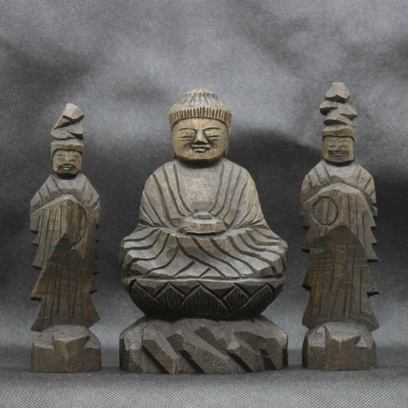 薬師三尊(14/15/15cm 着色 yn3zon1601) 仏像 円空仏 摸刻 木彫 1枚目の画像