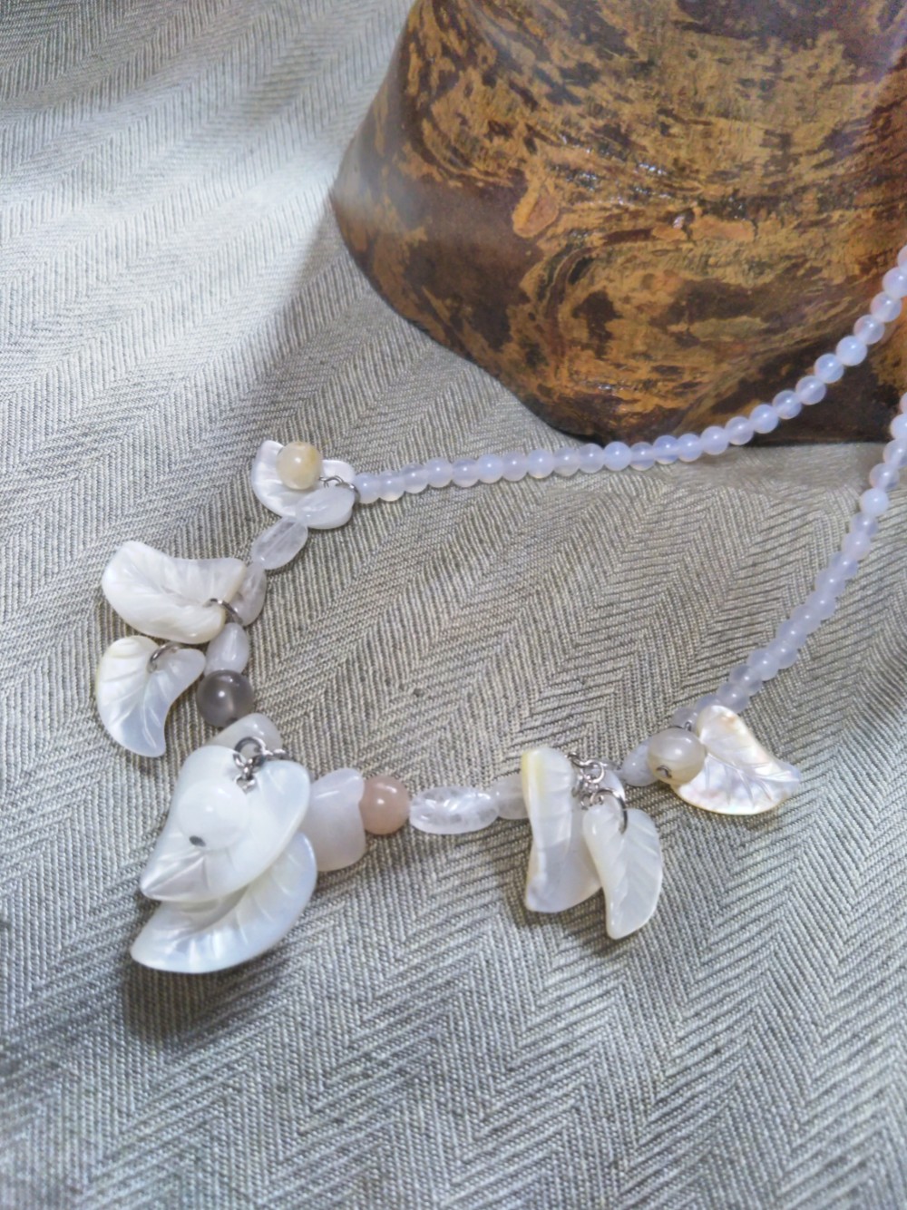 ムーンストーンとリーフ形シェル(白蝶貝)ネックレス(短)
