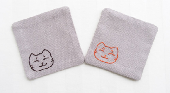 組み直して出品予定-コースター 2枚set 猫の手刺繍入(15g/set) カフェラテ色生地 2枚目の画像