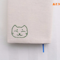 文庫　ブックカバー　猫の手刺繍入　栞リボン/抑えゴム付き　接着芯有 1枚目の画像