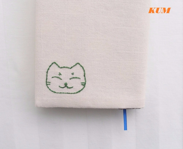 文庫　ブックカバー　猫の手刺繍入　栞リボン/抑えゴム付き　接着芯有 1枚目の画像