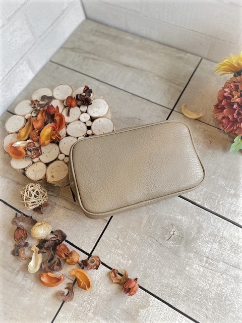 イタリーカーフの上品ポーチ　グレージュ