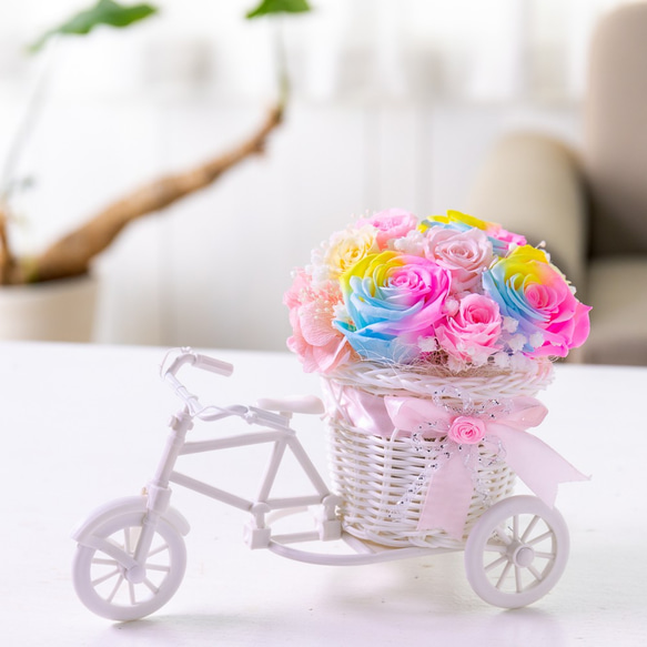 レインボーローズのプリザーブド アレンジメント/自転車に花束を♡ 母の日、お祝いやお返し、ギフトに 2枚目の画像