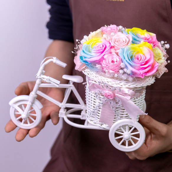 レインボーローズのプリザーブド アレンジメント/自転車に花束を♡ 母の日、お祝いやお返し、ギフトに 3枚目の画像