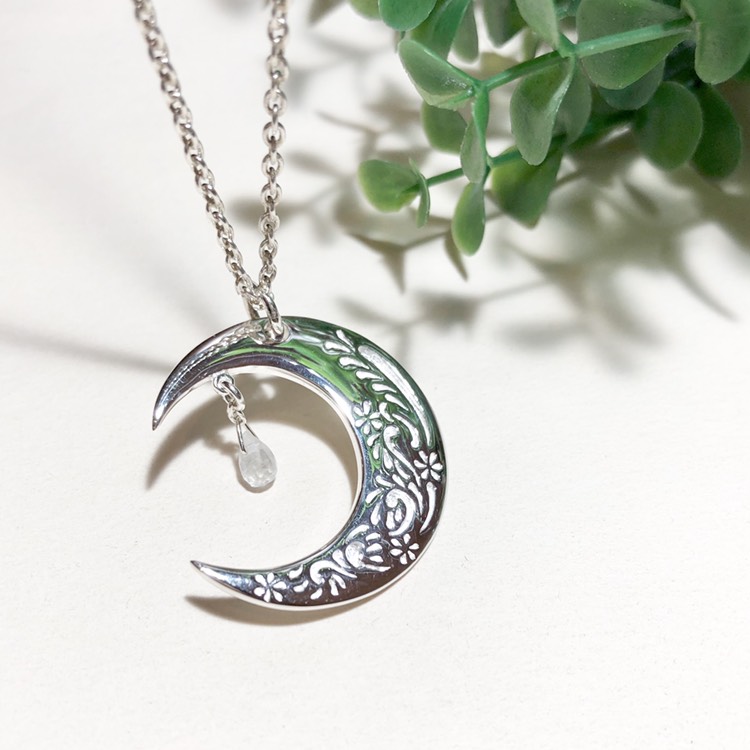 純銀製＊ムーンストーンが揺れる花唐草模様の月のペンダント