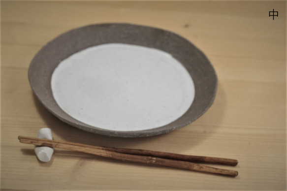 A・須恵器・プレート丸皿縁有り(中）白 5枚目の画像