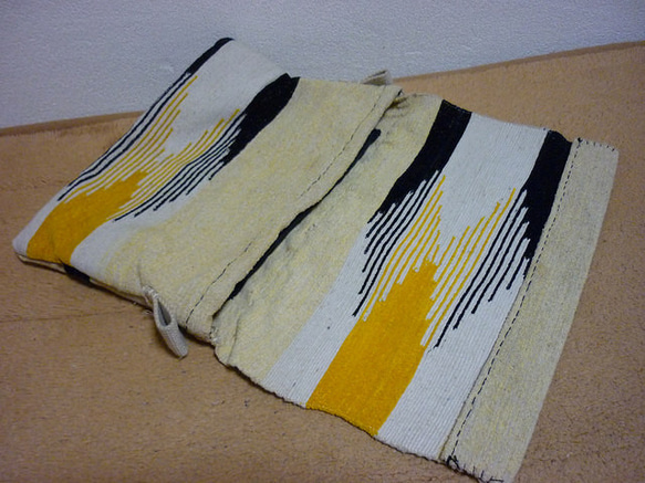 handsewn mini rug clutch 2枚目の画像