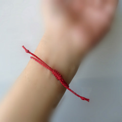 【再再販】シンプル・水晶ひとつだま編みブレス。赤紐１本～ 10枚目の画像