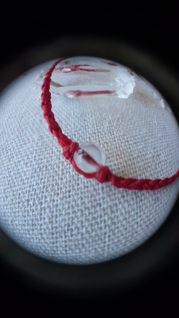【再再販】シンプル・水晶ひとつだま編みブレス。赤紐１本～ 5枚目の画像