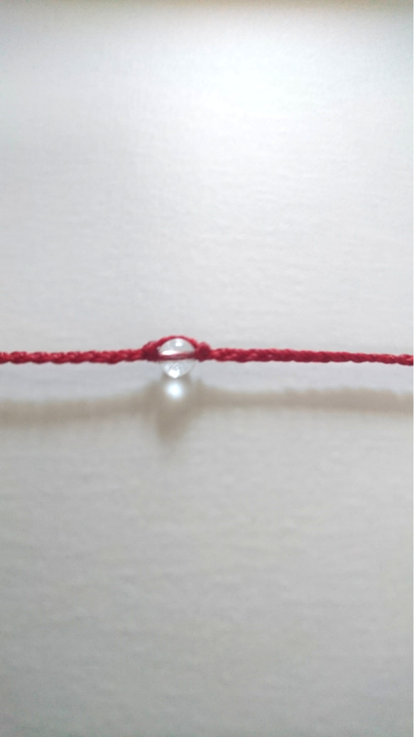 【再再販】シンプル・水晶ひとつだま編みブレス。赤紐１本～ 6枚目の画像
