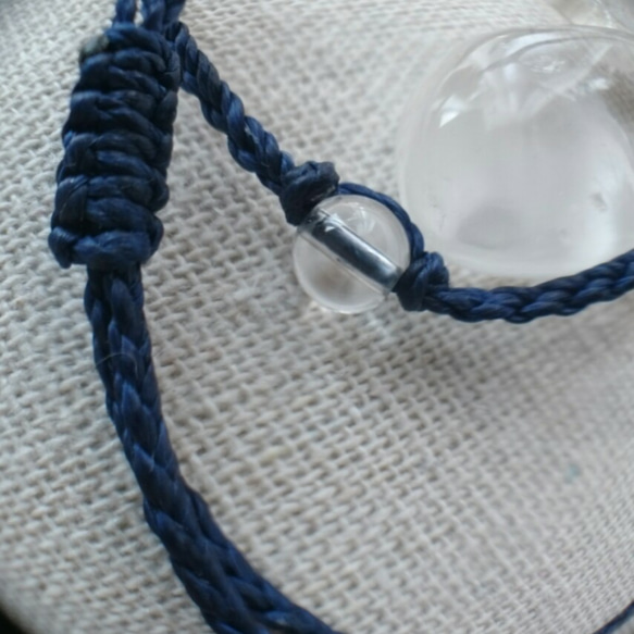 シンプル・水晶ひとつだま編みブレス　紺紐 1本～ 5枚目の画像