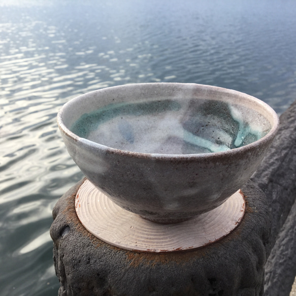 長石釉とエメラルドグリーンの茶碗 1枚目の画像