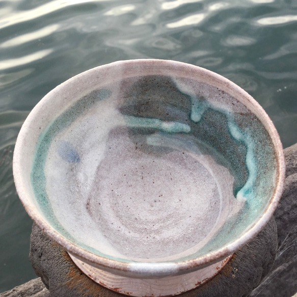 長石釉とエメラルドグリーンの茶碗 2枚目の画像