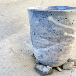 藁灰釉と点々の凹みカップ　大 2枚目の画像