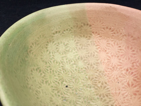 きみどりとサーモンピンクの花茶碗 中 4枚目の画像