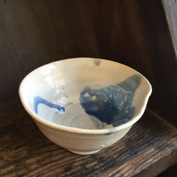 藁灰釉とコバルトの凹み白茶碗 1枚目の画像