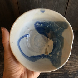 藁灰釉とコバルトの凹み白茶碗 2枚目の画像