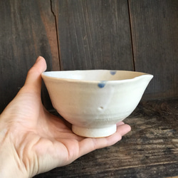 藁灰釉とコバルトの凹み白茶碗 3枚目の画像