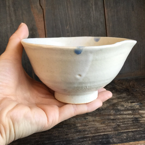 藁灰釉とコバルトの凹み白茶碗 4枚目の画像
