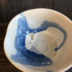 藁灰釉とコバルトの凹み白茶碗 5枚目の画像