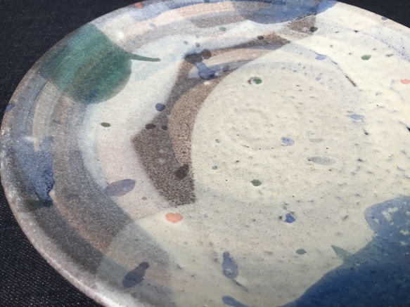 藁灰釉と刷毛目のお皿  20.3cm 4枚目の画像