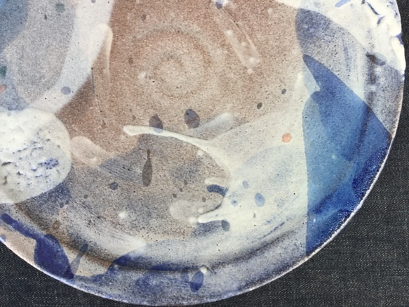 藁灰釉 点々とコバルト雲の大皿 23cm 5枚目の画像